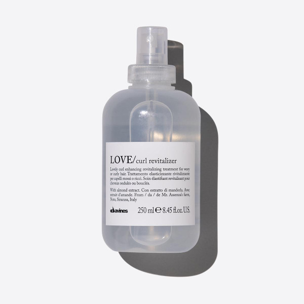 Davines Essential Haircare LOVE Curl Revitalizer elvyttävä kiharoiden suihke, 250 ml Davines Essential Haircare LOVE Curl Revitalizer elvyttävä kiharoiden suihke, 250 ml